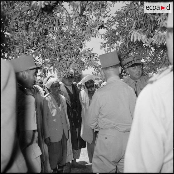 Le sous-préfet de Bouïra et le général Olié discutant avec la population du poste de N'Daoud.