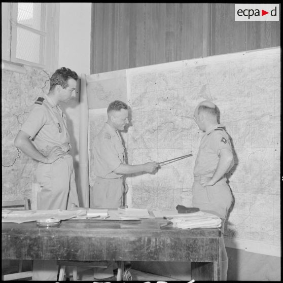 Le colonel Douchy commandant le 3e bureau d'état-major.