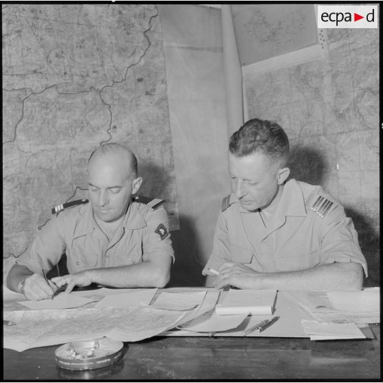 Le colonel Douchy et le capitaine Chresteil du 3e bureau d'état-major.