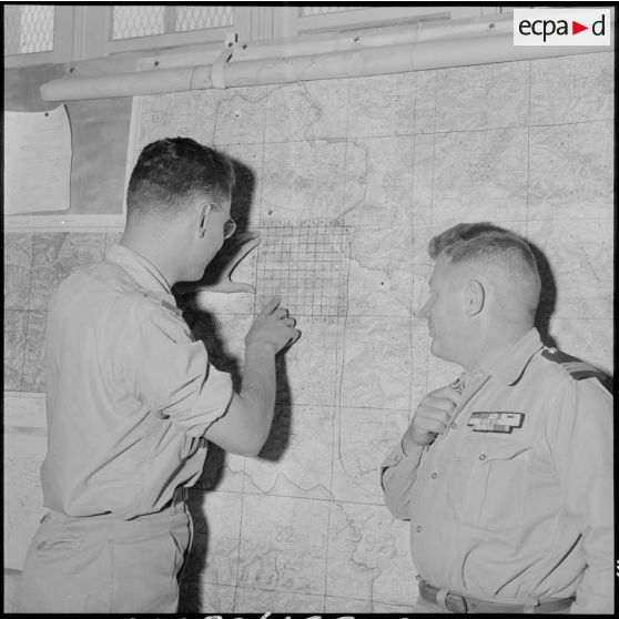 Des officiers du 2e bureau d'état-major.