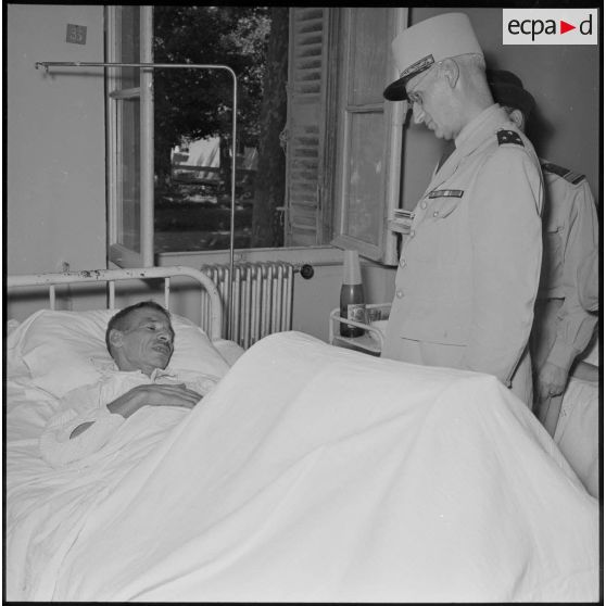 Remise de décoration au maréchal des logis Bechaa.