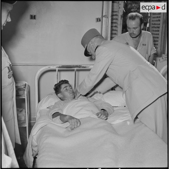 Remise de décoration au chasseur Laraburu.