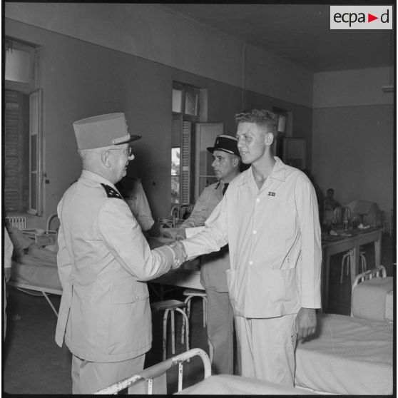 Le général Delange félicitant le chasseur Guy Martin.