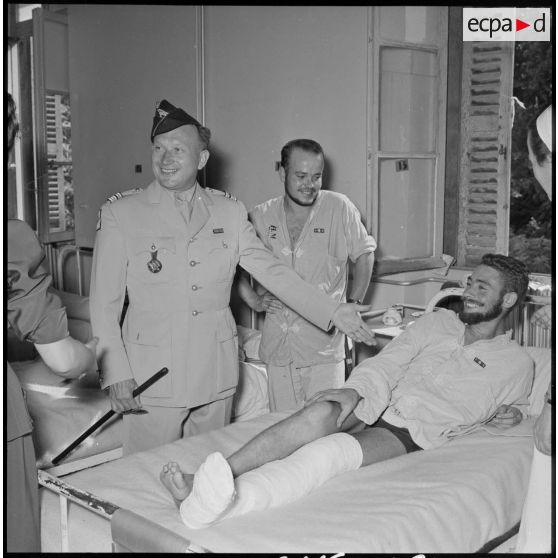 Le lieutenant-colonel Lecointre félicitant les nouveaux décorés.