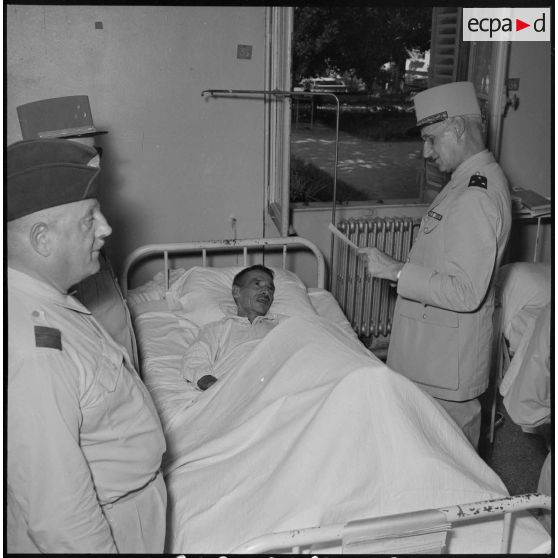 Remise de décoration au maréchal des logis Bechaa.