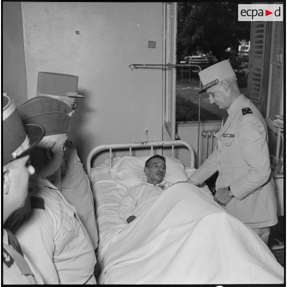 Remise de décoration au maréchal des logis Bechaa.