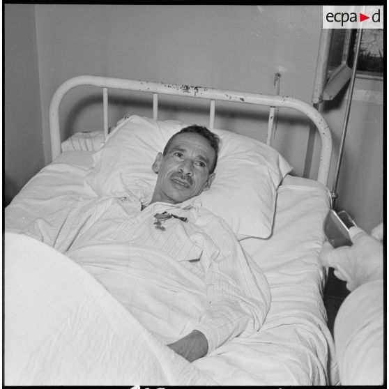 Le maréchal des logis Bechaa décoré de la médaille militaire.