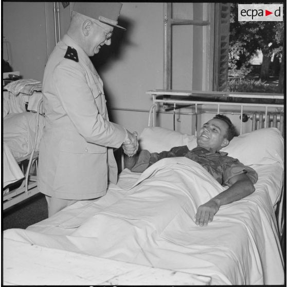 Le général Delange félicitant le sergent-chef Joseph Martin.