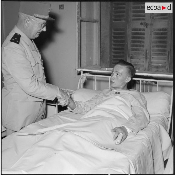 Le général Delange félicitant le légionnaire Jablonski.