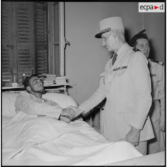 Le général Quenard félicitant le chasseur Villot .