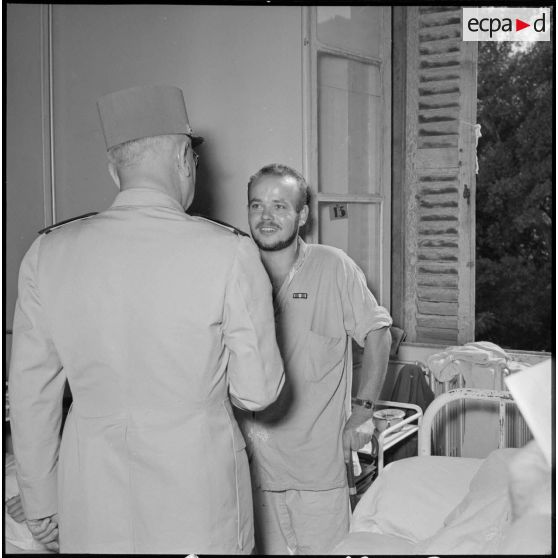 Le général Delange félicitant le chasseur Pineau.