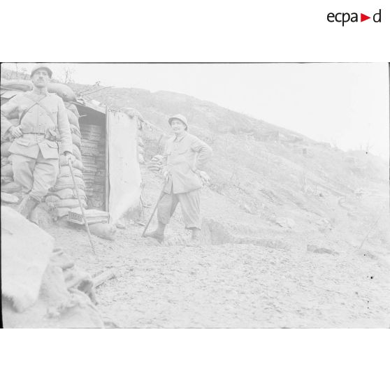 [Deux hommes posant à côté d'un cabanon, s.d.]<br>