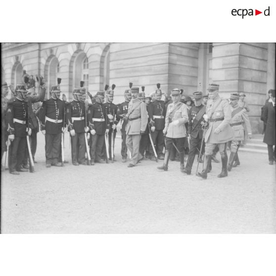 [Sortie de généraux du Palais de Versailles à l'occasion de la signature du traité de paix, le 28 juin 1919.]