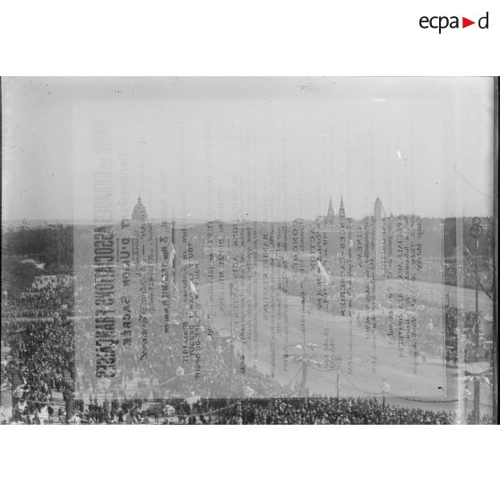 [Surimpression d'une affiche pour l'Union Sacrée et d'une vue de la place de la Concorde le jour du défilé de la Victoire,1919.]