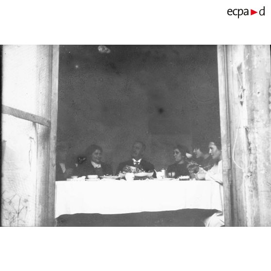 [Portrait de groupe à l'heure du thé.]