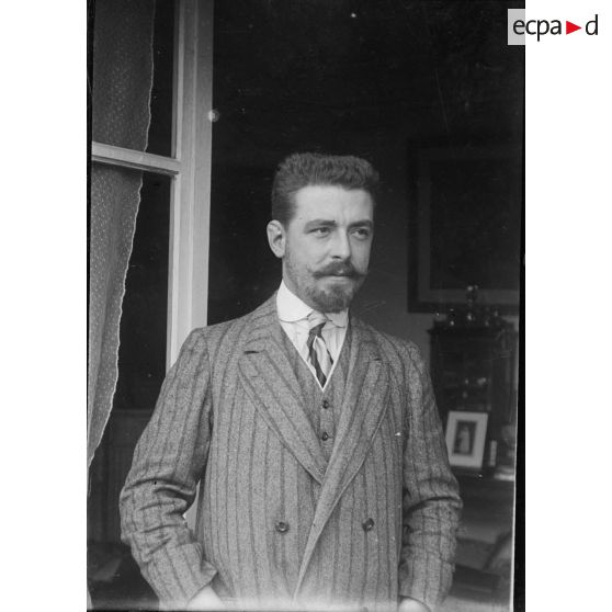 [Portrait de Jean Dufourcq à la fenêtre.]