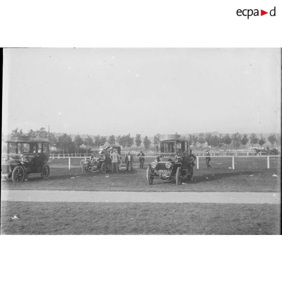 [Voitures garées près d'un parc.]