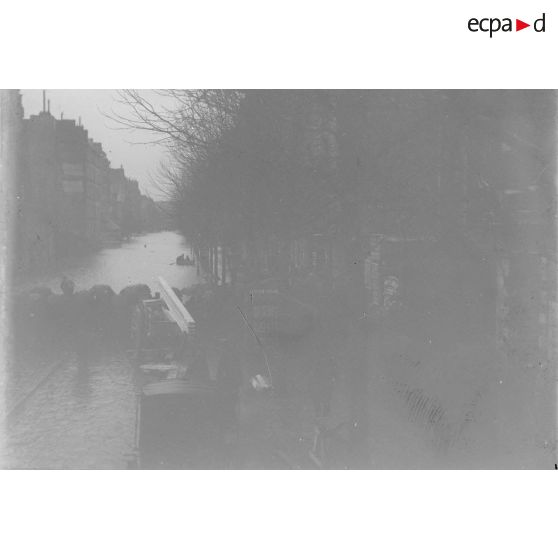 [Rue de Paris pendant la crue.]