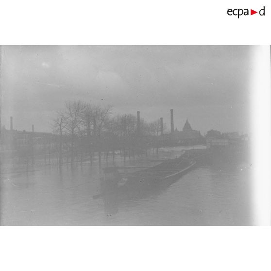 [Quartier industriel de Paris durant la crue.]