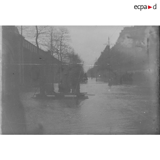 [Parisiens sur un radeau durant la crue.]