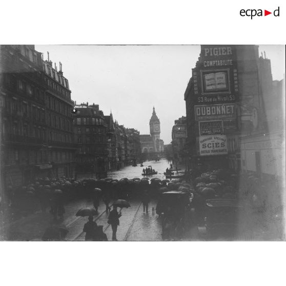 [Vue sur la tour de l'Horloge de la Gare de Lyon pendant la crue.]