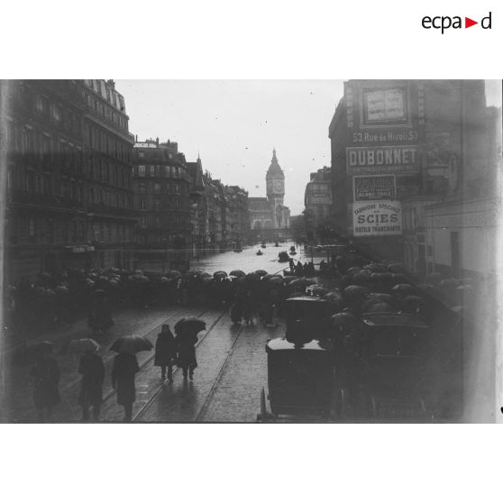[Vue sur la tour de l'Horloge de la Gare de Lyon pendant la crue.]