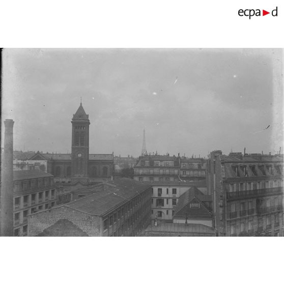 [Vue sur la tour Eiffel depuis les toits de Paris.]