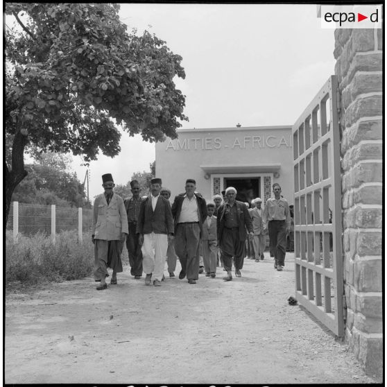 Les anciens combattants se dirigeant vers l'EMPNA.