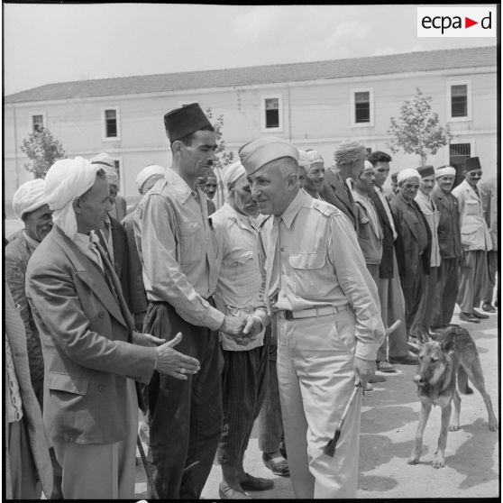 Le colonel Delpy saluant ses invités.