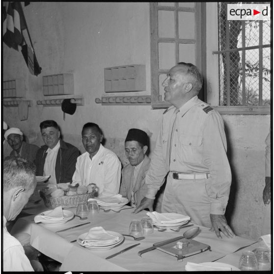 Le colonel Delpy s'adressant à ses invités.