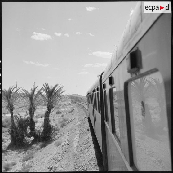 Un train traversant la région de Colomb Béchar.