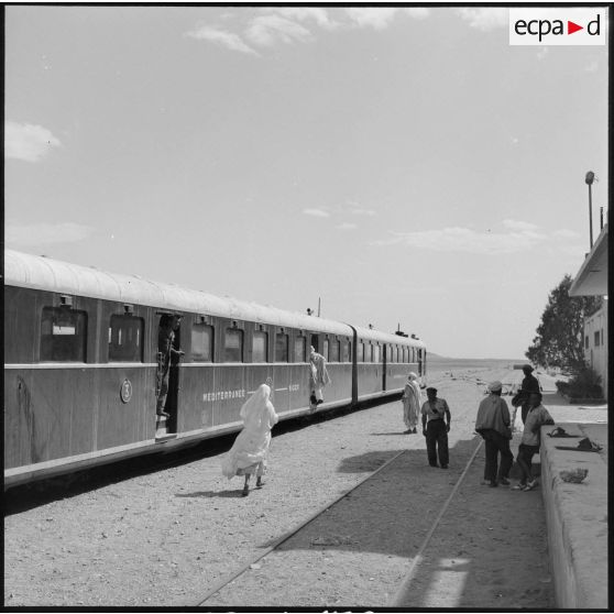 Arrivée d'un train dans une petite gare de la frontière marocaine.