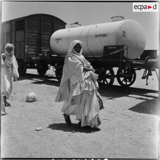 Un habitant des environs de Colomb Béchar devant une citerne d'eau potable.