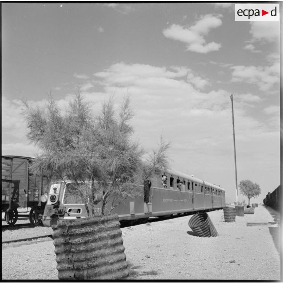 L'autorail de "Méditerranée-Niger" au départ de Colomb Béchar.