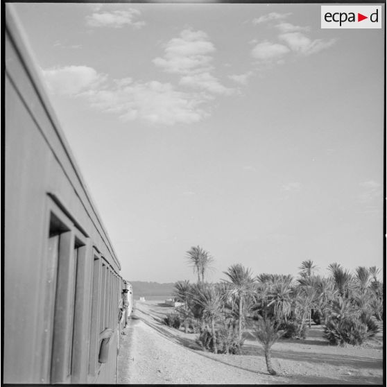 Un train traversant la région de Colomb Béchar.