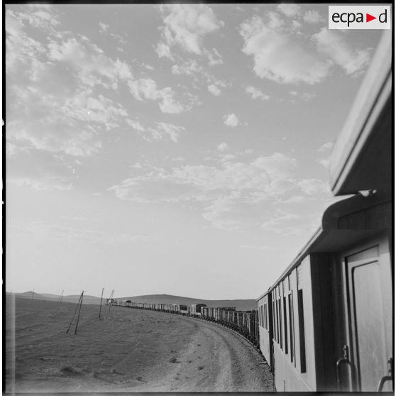 Un train dans le désert de la région de Colomb Béchar.