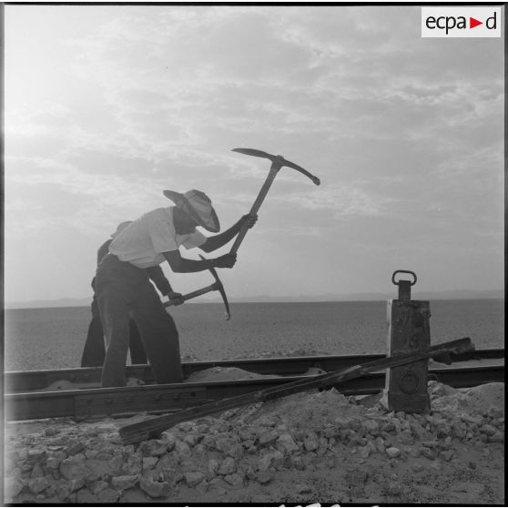 L'entretien de la voie ferrée.