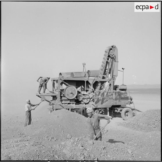 Des ouvriers utilisant une concasseuse sur le chantier de la nouvelle usine de Ouakda.