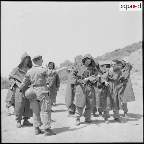 Un officier instructeur donnant les consignes d'un exercice à des stagiaires.