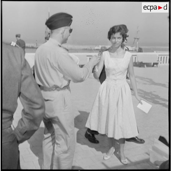 Des jeunes femmes proposent des cigarettes aux officiers de réserve invités à la réception organisée à Maison-Blanche.
