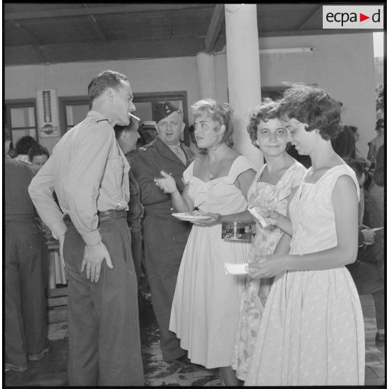 Des jeunes femmes s'entretiennent avec des officiers de réserve invités à la réception de Maison-Blanche.