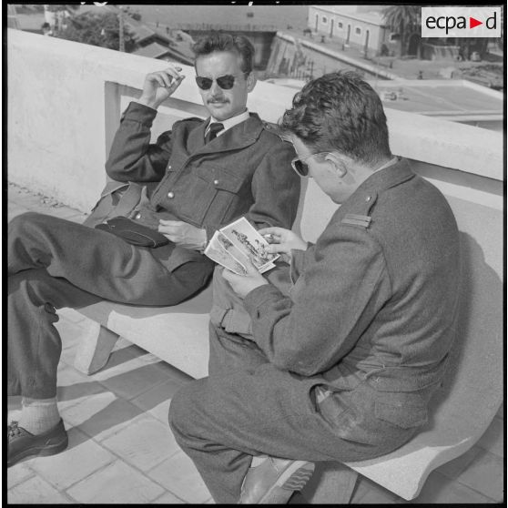 Deux lieutenants se détendent pendant la réception organisée à Maison-Blanche.