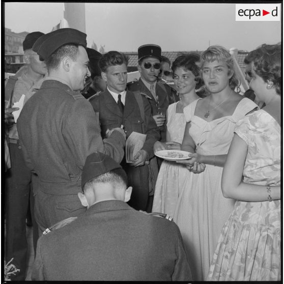 Des jeunes femmes s'entretiennent avec des officiers de réserve invités à la réception de Maison-Blanche.
