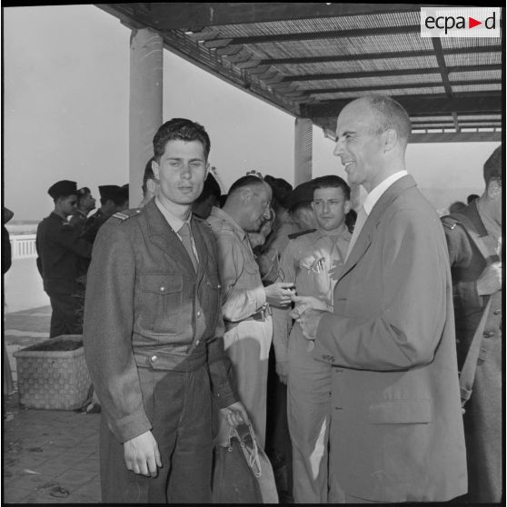 Un invité et un lieutenant s'entretiennent lors de la réception organisée à Maison-Blanche.