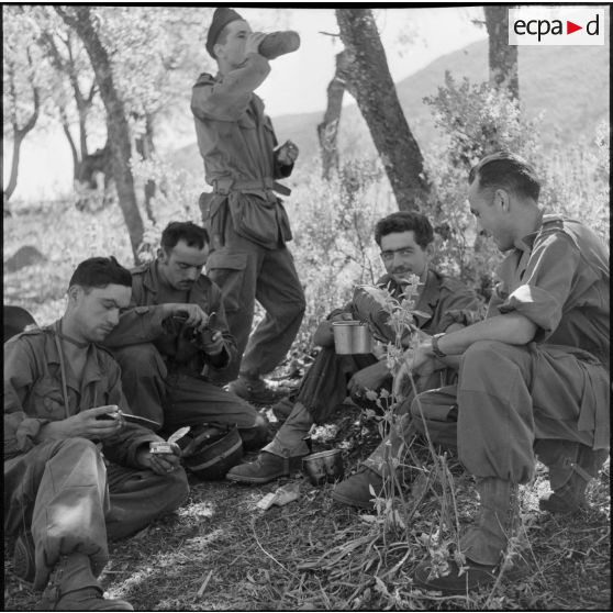 Déjeuner de soldats aux environs du col des Righas.