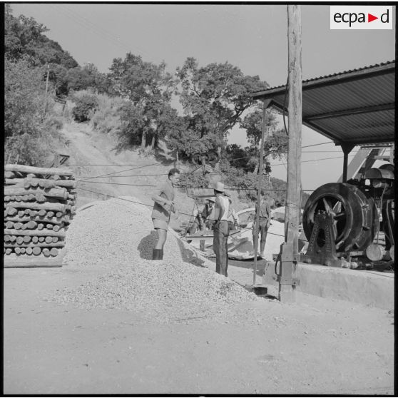 Un contremaître et un ouvrier de la mine d'El Alia en conversation.