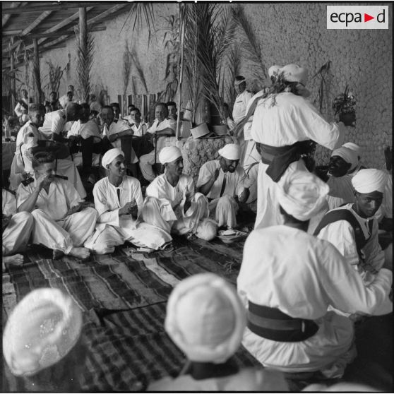 Danse d'un homme de la compagnie saharienne portée de la Zousfana lors du méchoui de l'Aïd el Kebir.