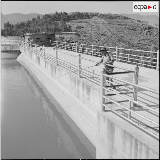 Pêche dans le lac du barrage de Beni Bahdel.