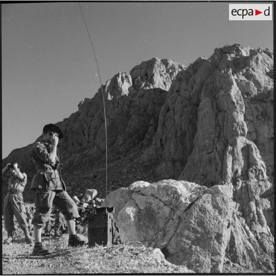 Le capitaine Faessel de la 4e compagnie du 7e bataillon de chasseurs alpins (BCA) en liaison radio.