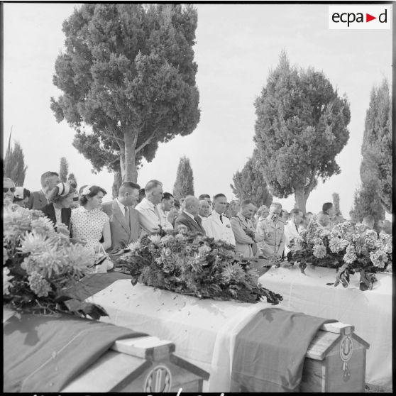 La foule rendant un dernier hommage aux soldats.